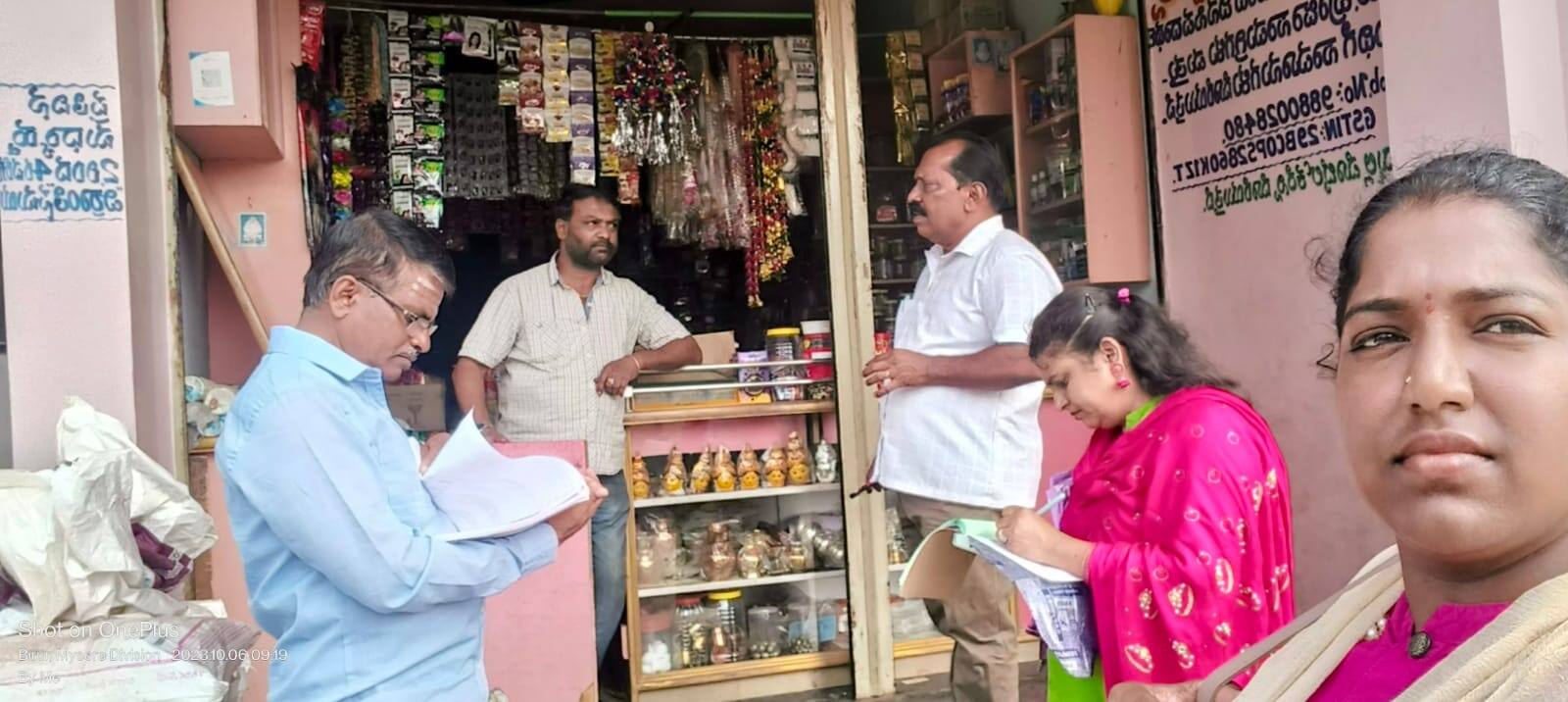 7 ಬೀರೂರು1ಬೀರೂರಿನಲ್ಲಿ ಶನಿವಾರ ಪುರಸಭೆ ಅಧಿಕಾರಿಗಳು ವಾಣಿಜ್ಯ ಮಳಿಗೆಗಳಿಂದ ಕಂದಾಯ ವಸೂಲಿ ಮಾಡಿದರು | Kannada Prabha